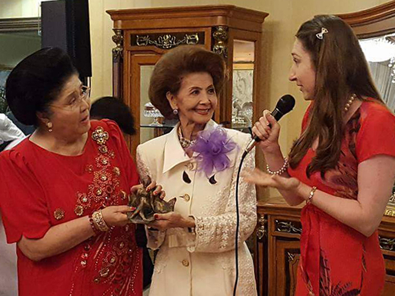 Souvenir pictures with Imelda R. Marcos