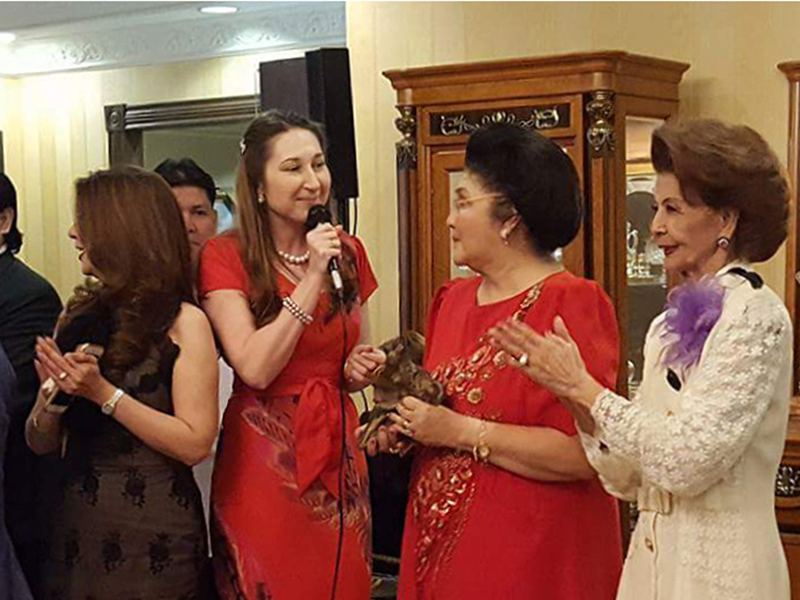 Souvenir pictures with Imelda R. Marcos