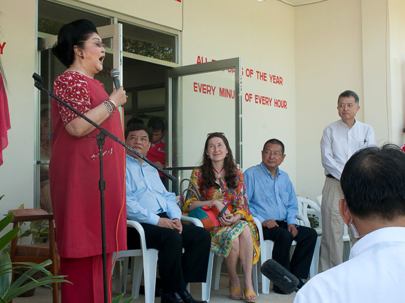 Souvenir pictures with Imelda R. Marcos