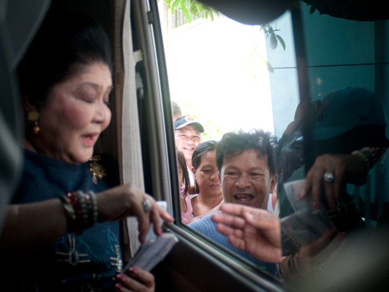Souvenir pictures with Imelda R. Marcos