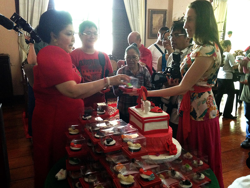 Souvenir pictures with Imelda R. Marcos
