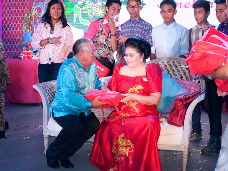 Souvenir pictures with Imelda R. Marcos