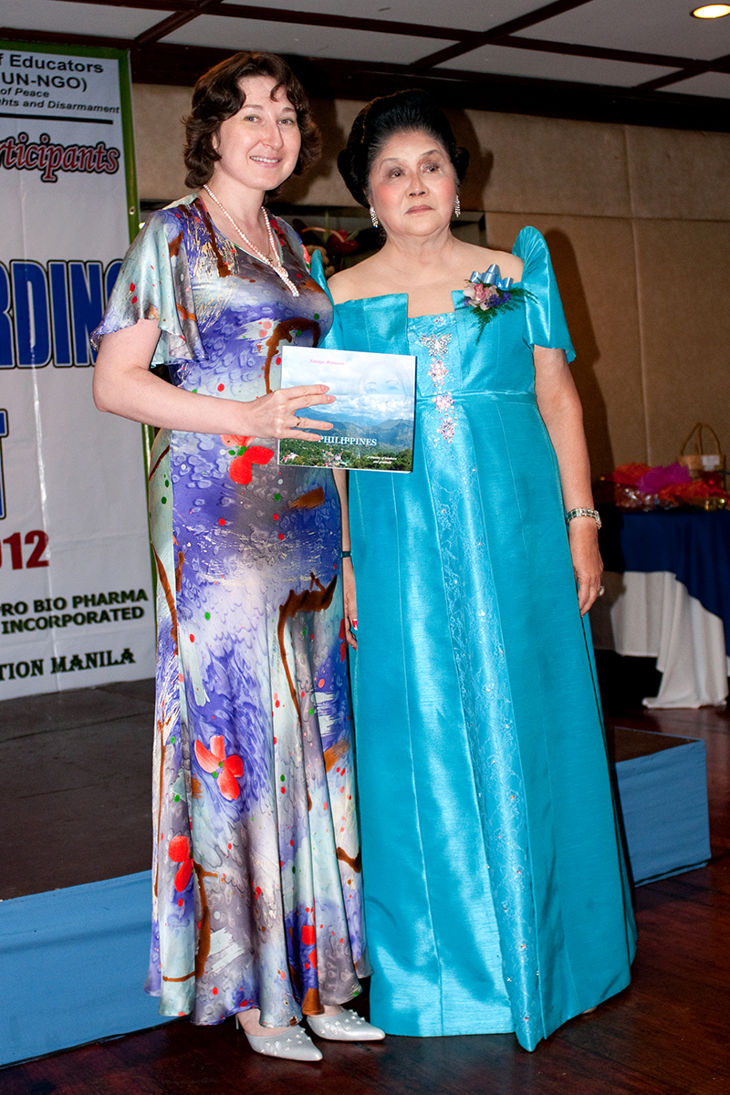 Souvenir pictures with Imelda R. Marcos