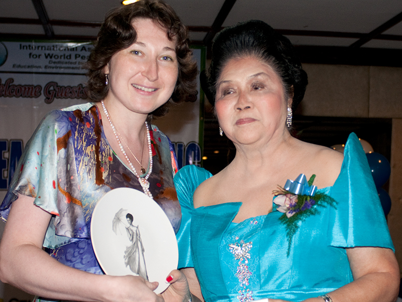 Souvenir pictures with Imelda R. Marcos