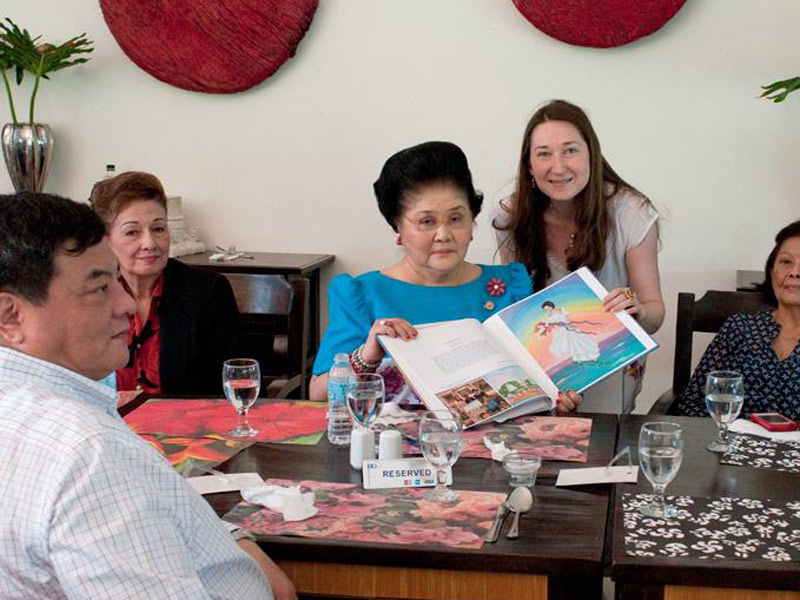 Natalya Bronzova shows Imelda Marcos her art catalogue