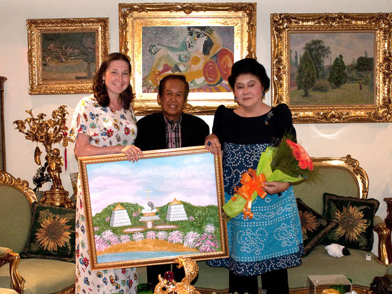 Famous healer Reverend Alex Orbito and N. Bronzova, giving the painting World Peace centre