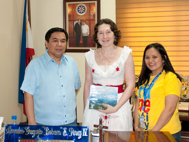 Natalya Bronzova presents her book: The Philippines to mayor Amadeo Perez IV & Library Director Bernadine Gruvela