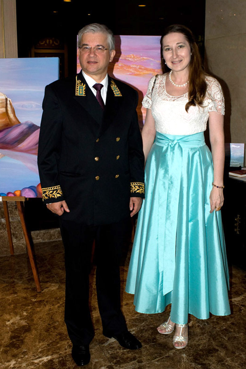 Natalya Bronzova exhibition at the Russia Day celebration in Manila