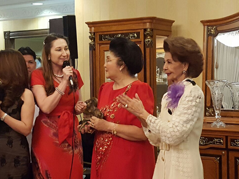 Natalya Bronzova giving a bronze sculpture to Imelda Marcos for her 87th birthday