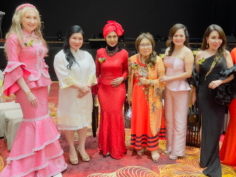 Natalya with YM Tengku Rosmawinni, Tengku Normah PS Susan Cheah, DS YK Cheah, Datin Maylene