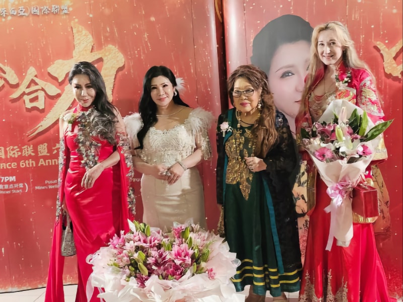 >Natalya with YM Tengku Rosmawinni, PS Susan Cheah, Datin Maylene